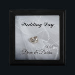 Boîte À Souvenirs Newlyweds Wedding Day Cadeau Box<br><div class="desc">Boîte cadeau de mariage pour jeunes mariés. Il présente l'argent et bronze mariage anneaux photo en tant qu'arrière - plan. Ce design élégant peut également être personnalisé avec les noms du couple chanceux et l'année du mariage.</div>