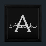 Boîte À Souvenirs Noir Argent moderne Script Girl Monogramme Nom<br><div class="desc">Noir et Argent Simple Script Monogramme Nom Bijoux Garde Boîte. Cela fait le cadeau parfait de remise de diplômes,  anniversaire,  mariage,  douche nuptiale,  anniversaire,  baby shower ou bachelorette pour quelqu'un qui aime le luxe glam et les styles chic.</div>