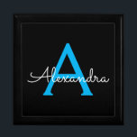 Boîte À Souvenirs Nom du monogramme de la fille en noir bleu<br><div class="desc">Noir et Bleu Simple script Monogramme Nom Bijoux Garde boîte. Cela fait le cadeau parfait de remise de diplômes,  anniversaire,  mariage,  douche nuptiale,  anniversaire,  baby shower ou bachelorette pour quelqu'un qui aime le luxe glam et les styles chic.</div>