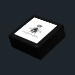 Boîte À Souvenirs Nom du script manuscrit du logo Queen Bee<br><div class="desc">Joli nom de script manuscrit moderne avec la reine abeille et la couronne illustrée logo gardien ou boîte de bijoux. Ajoutez simplement votre nom dans ce joli type de signature de script. Voir la collection complète pour cette conception à l'adresse suivante : https://www.zazzle.com/collections/queen_bee_crown_script_name_office_suite-119952035297871953</div>
