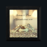 Boîte À Souvenirs Nom Or Anneaux de date Garder un mariage élégant<br><div class="desc">Magnifique et élégante boîte cadeau mariage en or avec le nom du marié et le nom du marié et la date du mariage. Quelle belle façon de se souvenir de votre journée spéciale. Beau. Fabuleuse douche nuptiale ou cadeau mariage.</div>