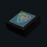 Boîte À Souvenirs Notes cardiaques du texte de musique<br><div class="desc">Texte coloré répétant le mot musique et formant la forme d'un coeur avec une note de musique remplie coeur à l'intérieur est un design musical unique pour les musiciens,  les professeurs de musique et les étudiants.</div>