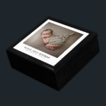 Boîte À Souvenirs Nouveau-né Photo de bébé moderne<br><div class="desc">Une adorable photo de bébé nouveau-né avec nom de bébé et statistiques de naissance. Remplacez cet exemple de photo par votre nouvelle photo bébé. Boîte laquée sur tuile avec feutre à l'intérieur. Pour les bébés gardiens ou autres petits articles.</div>