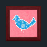 Boîte À Souvenirs Oiseau décoratif avec Motifs sur Arrière - plan ro<br><div class="desc">Megan Meagher a créé ce joli tableau d'un oiseau décoratif aux motifs floraux,  reposant sur un arrière - plan rose. Avez-vous un mur vide dans votre pépinière ? Cela ferait un grand choix pour le remplir !</div>