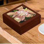 Boîte À Souvenirs Orchidée cymbide rouge florale<br><div class="desc">Pour les amateurs d'orchidées ! Magasinez des bijoux,  des bijoux et d'autres petits commerces dans cette boîte cadeau en bois avec carreaux en céramique qui présente l'image photo d'une orchidée cymbide rouge mouchetée. Un joli design floral ! Sélectionnez la taille et la couleur de votre boîte cadeau.</div>