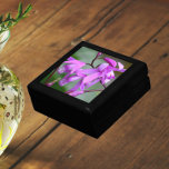 Boîte À Souvenirs Orchidées rose Hyacinth Floral<br><div class="desc">Magasinez des bijoux, des bijoux et d'autres petits commerçants dans cette boîte-cadeau en bois avec carreaux en céramique qui présente une photo d'orchidées Hyacinth roses, également connue sous le nom d'orchidée chinoise, une espèce d'orchidées robustes. Un joli design floral ! Sélectionnez la taille et la couleur de votre boîte cadeau....</div>