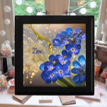 Boîte À Souvenirs Oubliez-moi-fleur pas avec accents or<br><div class="desc">Qui n'aime pas ces magnifiques petites fleurs bleues ? Ce design a été créé à partir d'une de mes photographies,  retravaillé avec intelligence artificielle. Pour tous les amoureux de romantisme et de fleurs ! Décor magnifique,  grand cadeau,  jolie boîte à souvenir!</div>