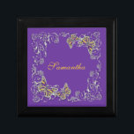 Boîte À Souvenirs Papillon élégant de nom pourpre de filles<br><div class="desc">Les papillons élégants, chics et élégants de FAUX aux nuances de mauve, de lilas, la lavande, les lapis et le "jaune de moutarde" ont un remous argenté de flourish les entourer. IDÉAL POUR - n'importe quelle occasion comme mots peut être customisée, cependant, ils sont parfaits comme "faveur de mariage" ou...</div>