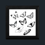 Boîte À Souvenirs Papillons noirs et blancs<br><div class="desc">Design mariage moderne chic et tendance,  parfait pour les mariages,  la vie quotidienne et les douches nuptiales. Ces papillons simples vont avec presque tout.</div>
