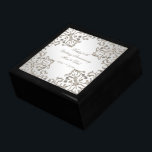 Boîte À Souvenirs Parties scintillant 60e boîte à cadeaux pour l'ann<br><div class="desc">Un design d'images Digitalbcon avec une couleur argentée en platine et un thème diamantaire en parties scintillant avec une variété d'images, de formes, de motifs, de styles et de polices personnalisés dans cette boîte-cadeau unique "Parties scintillant 60e anniversaire Mariage Diamant". Ce design élégant et attrayant est complété par des textes...</div>