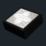 Boîte À Souvenirs Parties scintillant 60e boîte à cadeaux pour l'ann<br><div class="desc">Un design d'images Digitalbcon avec une couleur argentée en platine et un thème diamantaire en parties scintillant avec une variété d'images, de formes, de motifs, de styles et de polices personnalisés dans cette boîte-cadeau unique "Parties scintillant 60e anniversaire Mariage Diamant". Ce design élégant et attrayant est complété par des textes...</div>