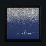 Boîte À Souvenirs Parties scintillant bleue Silver Navy Girl Monogra<br><div class="desc">Scénario de Parties scintillant à étincelles bleu marine et argent Monogramme Nom Bijoux Boîte à étincelles. Cela fait le cadeau parfait de remise de diplômes,  anniversaire,  mariage,  douche nuptiale,  anniversaire,  baby shower ou bachelorette pour quelqu'un qui aime le luxe glam et les styles chic.</div>