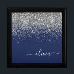 Boîte À Souvenirs Parties scintillant bleue Silver Navy Girl Monogra<br><div class="desc">Scénario de Parties scintillant à étincelles bleu marine et argent Monogramme Nom Bijoux Boîte à étincelles. Cela fait le cadeau parfait de remise de diplômes,  anniversaire,  mariage,  douche nuptiale,  anniversaire,  baby shower ou bachelorette pour quelqu'un qui aime le luxe glam et les styles chic.</div>