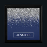 Boîte À Souvenirs Parties scintillant bleue Silver Navy Girl Monogra<br><div class="desc">Parties scintillant à étincelle bleu marine et argent Monogramme Nom Boîte à étincelle à bijoux. Cela fait le cadeau parfait de remise de diplômes,  anniversaire,  mariage,  douche nuptiale,  anniversaire,  baby shower ou bachelorette pour quelqu'un qui aime le luxe glam et les styles chic.</div>