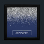 Boîte À Souvenirs Parties scintillant bleue Silver Navy Girl Monogra<br><div class="desc">Parties scintillant à étincelle bleu marine et argent Monogramme Nom Boîte à étincelle à bijoux. Cela fait le cadeau parfait de remise de diplômes,  anniversaire,  mariage,  douche nuptiale,  anniversaire,  baby shower ou bachelorette pour quelqu'un qui aime le luxe glam et les styles chic.</div>