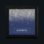 Boîte À Souvenirs Parties scintillant bleue Silver Navy Girl Monogra<br><div class="desc">Parties scintillant à étincelle bleu marine et argent Monogramme Nom Boîte à étincelle à bijoux. Cela fait le cadeau parfait de remise de diplômes,  anniversaire,  mariage,  douche nuptiale,  anniversaire,  baby shower ou bachelorette pour quelqu'un qui aime le luxe glam et les styles chic.</div>