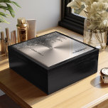 Boîte À Souvenirs Parties scintillant de séchage métallique argent p<br><div class="desc">Cet élégant design en argent, conçu pour le couvercle d'une luxueuse boîte à bijoux, est un parfait mélange de sophistication et de glamour. Le design présente un décor étonnant d'argent avec une texture métallique brossée, offrant une esthétique moderne et élégante. La partie supérieure du design est ornée d'une cascade de...</div>