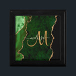Boîte À Souvenirs Parties scintillant d'or vert chic Agate Monogramm<br><div class="desc">Enveloppez votre cadeau avec style avec cette élégante boîte cadeau personnalisée avec agate verte accentuée de parties scintillant fausse or. Personnalisez votre monogramme initial en calligraphie manuscrite en écriture d'or avec votre nom ci-dessus. Un cadeau féminin unique pour l'anniversaire, les fêtes et toute occasion spéciale. Conçu pour vous par des...</div>