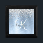 Boîte À Souvenirs Parties scintillant en argent brossé bleu Nom du m<br><div class="desc">Personnalisez facilement ce design de boîte à cadeaux chic et branché avec une jolie parties scintillant brillante en argent sur un arrière - plan métallique brossé bleu.</div>