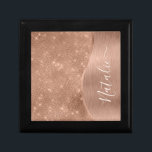 Boîte À Souvenirs Parties scintillant métal Rose or personnalisé<br><div class="desc">Personnalisez facilement cette boîte cadeau rose en métal brossé et en faux parties scintillant avec votre propre nom personnalisé.</div>