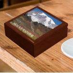 Boîte À Souvenirs Paysage couleur du Mont Rainier Automne<br><div class="desc">Magasinez des bijoux, des bijoux et d'autres petits commerces dans cette boîte cadeau en bois avec carreaux en céramique qui présente une photo pittoresque d'une vue magnifique sur le Mont Rainier pendant la saison d'automne colorée dans le parc national Mount Rainier, Washington. Sélectionnez la taille et la couleur de votre...</div>