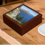 Boîte À Souvenirs Paysage du parc national du lac Crater<br><div class="desc">Magasinez des bijoux,  des bijoux et d'autres petits commerces dans cette boîte cadeau en bois avec carreaux en céramique avec une photo du lac bleu saphir dans le Parc National du Lac Crater,  Oregon. Sélectionnez la taille et la couleur de votre boîte cadeau. Un souvenir de voyage exceptionnel !</div>
