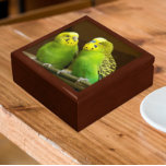Boîte À Souvenirs Perruques vertes et jaunes<br><div class="desc">Pour les amateurs d'oiseaux ! Magasinez des bijoux,  des bijoux et d'autres petits commerçants dans cette boîte cadeau en bois avec carreaux en céramique avec une photo d'une paire de perruches vertes et jaunes aux couleurs vives,  communément appelée Budgies. Sélectionnez la taille et la couleur de votre boîte cadeau.</div>