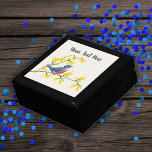 Boîte À Souvenirs Petit Oiseau bleu rouge mignon sur Branche Fleurs<br><div class="desc">Cette boîte en bois pour bijoux,  bijoux ou cadeaux a un joli petit oiseau rouge et bleu assis sur une branche avec des fleurs jaune vif sur un arrière - plan blanc. Customisez votre texte avec le modèle.</div>