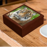 Boîte À Souvenirs Photo Big Cat Sumatran Tiger<br><div class="desc">Magasinez des bijoux,  des bijoux et d'autres petits commerçants dans cette boîte cadeau en bois avec carreaux en céramique avec l'image d'un grand et beau tigre de Sumatran,  une espèce sauvage en voie de disparition. Sélectionnez la taille et la couleur de votre boîte cadeau.</div>