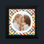 Boîte À Souvenirs Photo Custom Colorful Personalized<br><div class="desc">Photo personnalisée Boîte cadeau colorée moderne avec un motif géométrique moderne et coloré avec votre photo préférée au centre. CONSEIL PHOTO : centre votre photo avant de la télécharger sur Zazzle. Conçu par Evco Studio www.zazzle.com/store/evcostudio</div>