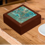 Boîte À Souvenirs Pierre minérale bleu Chrysocolla<br><div class="desc">Magasinez des bijoux, des bijoux et d'autres petits commerces dans cette boîte cadeau en bois avec carreaux en céramique qui présente une image des belles couleurs bleu turquoise de la pierre minérale de Chrysocolla. Sélectionnez la taille et la couleur de votre boîte cadeau. Une excellente idée cadeau pour le rock...</div>