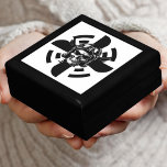 Boîte À Souvenirs Pilote crâne et hélice d'avion, minimaliste, noir<br><div class="desc">Design minimaliste, noir et blanc avec un crâne avec un casque de pilote devant une hélice d'avion. Excellent cadeau pour un pilote ou un passionné d'aviation. Cliquez sur Personnaliser ou Modifier à l'aide de Design Tool pour ajouter vos détails spécifiques. Contactez-moi pour les modifications de conception avant de passer votre...</div>
