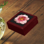 Boîte À Souvenirs Pink Daylily Bloom sur Black Floral<br><div class="desc">Magasinez des bijoux,  des bijoux et d'autres petits commerces dans cette boîte cadeau en bois avec carreaux en céramique qui présente l'image d'une fleur rose Daylily sur un arrière - plan noir. Un joli design floral ! Sélectionnez la taille et la couleur de votre boîte cadeau.</div>