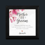 Boîte À Souvenirs Pink Floral Mère Du Merci Groom Message<br><div class="desc">Boite cadeau Pink Floral Mother Of The Groom Merci Message. Une façon unique de dire Merci à la mère de votre Groom. Une boîte cadeau Keepsaké Bijoux avec arrière - plan floral rose avec un message de remerciement personnalisé est le cadeau parfait. Customisez-le en changeant le nom de la mariée....</div>
