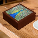 Boîte À Souvenirs Plumage bleu Peacock<br><div class="desc">Magasinez des bijoux,  des bijoux et d'autres petits commerces dans cette boîte cadeau en bois avec carreaux en céramique avec une photo d'un beau paon bleu avec un plumage fantastique coloré. Sélectionnez la taille et la couleur de votre boîte cadeau.</div>