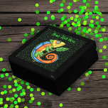Boîte À Souvenirs Points verts Lizard Leaf Imaginaire de couleurs vi<br><div class="desc">Ce coffret cadeau en bois pour bijoux,  bijoux ou cadeaux a un lézard imaginaire de couleur vive en bleu vert,  jaune et orange tenant une petite branche avec une feuille verte sur un noir avec des points verts vibrants. Customisez votre texte avec le modèle.</div>