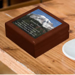Boîte À Souvenirs Prière de sérénité inspirante Mont Rainier<br><div class="desc">Magasinez des bijoux,  des bijoux et d'autres petits commerçants dans cette boîte cadeau en bois avec carreaux en céramique avec une photo du Mont Rainier enneigé et les paroles inspirantes de la prière de sérénité. Sélectionnez la taille et la couleur de votre boîte cadeau.</div>