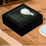 Boîte À Souvenirs Prière de sérénité inspirante White Calla Lily<br><div class="desc">Magasinez des bijoux, des bijoux et d'autres petits pâtisseries dans cette boîte cadeau en bois avec carreaux en céramique qui présente l'image photo d'une élégante fleur blanche Calla Lily et feuillage vert accompagné des paroles inspirantes de la prière de sérénité. Sélectionnez la taille de votre boîte cadeau et la couleur...</div>