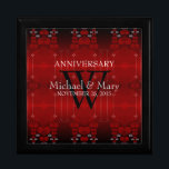 Boîte À Souvenirs Red Hearts Love Mariage Anniversaire boîte cadeau<br><div class="desc">Satin Rouge Coeurs Fiançailles / Mariage Anniversaire Bijoux personnalisable Boîte Cadeau : Passionné rouge profond, couleur d'amour - Exquise et élégante coutume Mariage, Anniversaire ou fiançailles présent. Personnalisez avec des noms, date d'anniversaire et monogramme ou numéros - fait dans une merveilleuse boîte cadeau en bois pour garder des bijoux, des...</div>