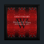 Boîte À Souvenirs Red Hearts Love Mariage Anniversaire boîte cadeau<br><div class="desc">Satin Rouge Coeurs Fiançailles / Mariage Anniversaire Bijoux personnalisable Boîte Cadeau : Passionné rouge profond, couleur d'amour - Exquise et élégante coutume Mariage, Anniversaire ou fiançailles présent. Personnalisez avec des noms, date d'anniversaire et monogramme ou numéros - fait dans une merveilleuse boîte cadeau en bois pour garder des bijoux, des...</div>