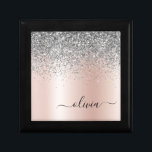Boîte À Souvenirs Rose Gold<br><div class="desc">Rose Gold - Blush Pink and Silver Faux Foil Metallic Sparkle Parties scintillant Brossé Métal Monogramme Nom Boîte à conservation pour bijoux. Cela fait le cadeau parfait de remise de diplômes, anniversaire, mariage, douche nuptiale, anniversaire, baby shower ou bachelorette pour quelqu'un qui aime le luxe glam et les styles chic....</div>