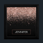 Boîte À Souvenirs Rose Gold Blush Pink Parties scintillant Script Mo<br><div class="desc">Parties scintillant à étincelle noire et Rose Or Blush Rose  Nom du monogramme Boîte à étincelle à bijoux. Cela fait le cadeau parfait de remise de diplômes,  anniversaire,  mariage,  douche nuptiale,  anniversaire,  baby shower ou bachelorette pour quelqu'un qui aime le luxe glam et les styles chic.</div>