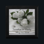 Boîte À Souvenirs Roses blancs<br><div class="desc">Économies élégantes de mariage la date</div>