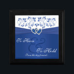 Boîte À Souvenirs Royal Blue, Floral Blanc Rejoint Coeurs Boîte à Tr<br><div class="desc">Cette boîte-cadeau à trinket bleu et blanc royal a un RIBBON IMPRIMÉ avec une paire de parties scintillant FAUX IMPRIMÉE et bijou en diamant joint le coeur sur elle qui correspond au faire-part de mariage ci-dessous. Le texte "À avoir et à tenir à partir de ce jour en avant" est...</div>
