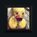 Boîte À Souvenirs Rubber Jaune Ducky a besoin d'un bain !<br><div class="desc">Photo mignonne et drôle d'un grand canard en caoutchouc jaune assis sur une véranda en bois. Ce canard a un grand bec rouge et de grands yeux fixants. Couvert de saleté,  peut-être en attendant que la douche à pluie lave la saleté. Il a un regard mignon sur le visage.</div>
