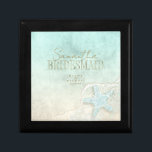 Boîte À Souvenirs Sea Foam Beach Wedding Starfish N'importe quel mem<br><div class="desc">Une texture aquarelle dans les tons doux de la mer et du sable est l'arrière - plan pour les éléments marins tels que l'étoile de mer et les coquilles qui sont rehaussés de mousse de mer pour créer les pièces de cette suite mariage. La boîte cadeau mariage présentée ici contient...</div>