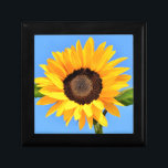 Boîte À Souvenirs Sunflower jaune boîte cadeau été ciel bleu<br><div class="desc">Boîtes cadeaux avec tournesol jaune contre le soleil sur le ciel bleu - Jour d'été - Fleur de photo Nature - Vous pouvez aussi personnaliser - Choisissez / Ajouter votre photo unique - Image / Texte - Nom / Couleur / Police / Taille / Plus - Faites votre cadeau spécial...</div>