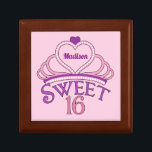 Boîte À Souvenirs Sweet 16 Anniversaire Personnalisé Rose Princesse<br><div class="desc">Un joli cadeau d'anniversaire de collier de sweet sixteen pour le bain de votre grande adolescente. Personnalisez en écrivant votre nom dans un joli script violet à l'intérieur de la tiara rose. Une jolie boîte de 16 cadeaux.</div>