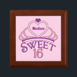 Boîte À Souvenirs Sweet 16 Anniversaire Personnalisé Rose Princesse<br><div class="desc">Un joli cadeau d'anniversaire de collier de sweet sixteen pour le bain de votre grande adolescente. Personnalisez en écrivant votre nom dans un joli script violet à l'intérieur de la tiara rose. Une jolie boîte de 16 cadeaux.</div>
