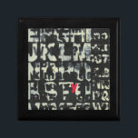 Boîte À Souvenirs Tableau alphabétique de Norman Wyatt<br><div class="desc">Si vous aimez passer des examens de vision,  ce tableau est pour vous ! La lettre de l'alphabet anglais s'impose l'une sur l'autre,  les obscurcissant presque dans ce tableau de Norman Wyatt. La lettre Y se distingue grâce à sa coloration rose.</div>